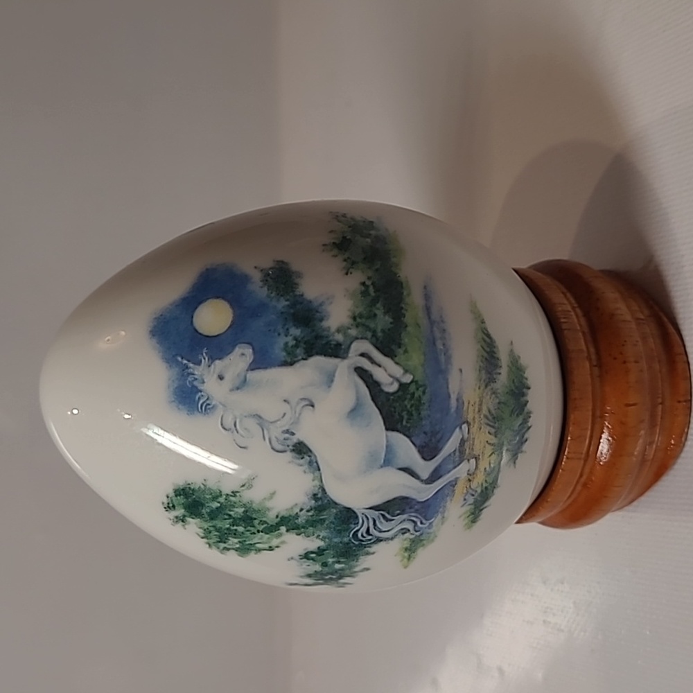Vintage Princeton gallery 1993 porcelain egg Unicorn w/ wood stand